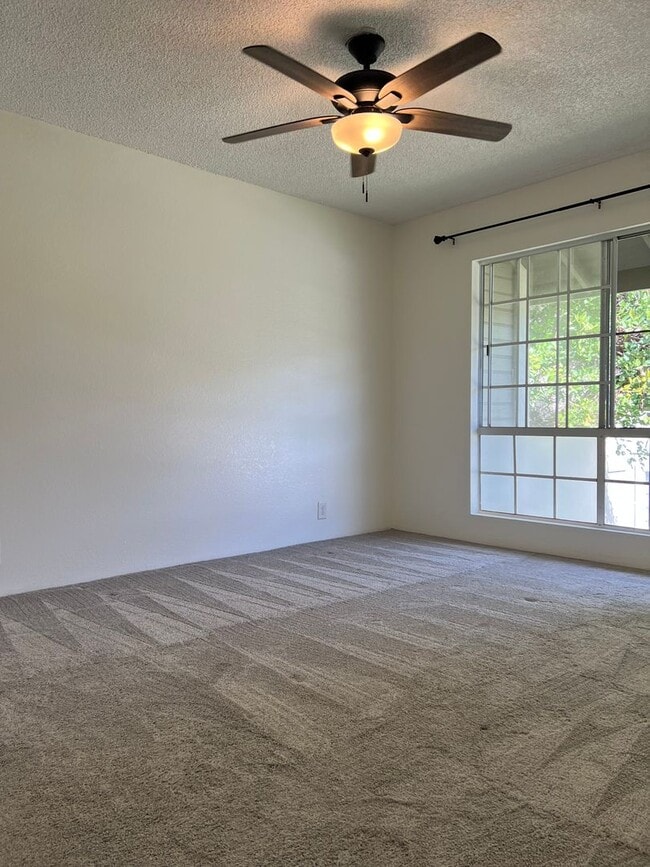 Building Photo - Charming Townhouse-2Bedrooms, 1Bathroom, 2...