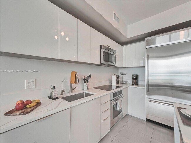 Building Photo - 1300 Brickell Bay Dr