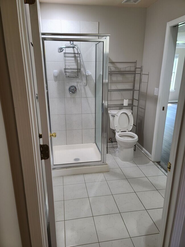 Building Photo - Freshly renovated and low maintenance