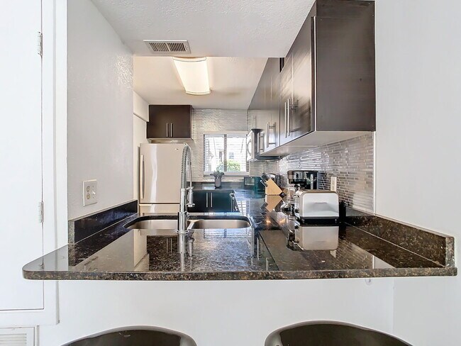 Building Photo - Vineland Road, Orlando, FL 32811 - 2 BR 2.5 BA townhouse