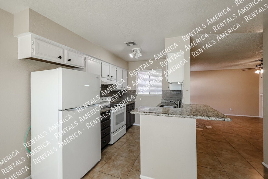 Building Photo - 10815 W Northern Ave