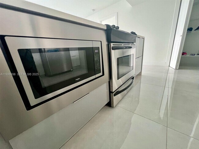 Building Photo - 11930 N Bayshore Dr