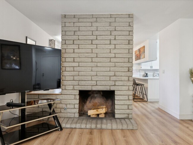 Building Photo - Fully Furnished 3 Bedroom 2 Bath - Single ...