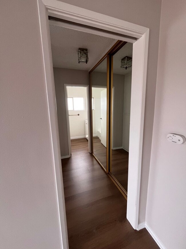 Building Photo - 1 Bedroom/1Bath Located in Downtown Long B...