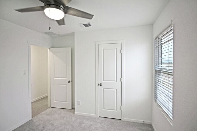 Building Photo - 2423 Shady Grv