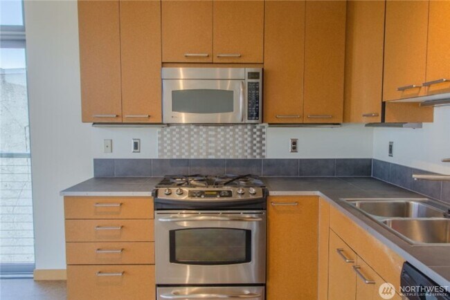 Building Photo - 2Bd/2Ba Seattle Condo