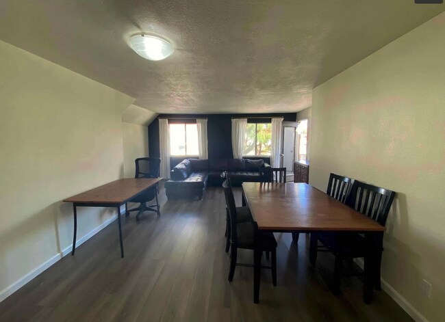 Building Photo - $2,900 - 2 Bedroom, 2 Bathroom Condo in the Heart of UTC La Jolla