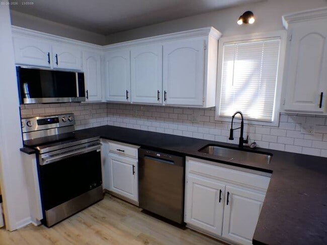 Building Photo - Spacious 4 bedrooms and 2 full baths home located on S Franklin St in Spring Hill