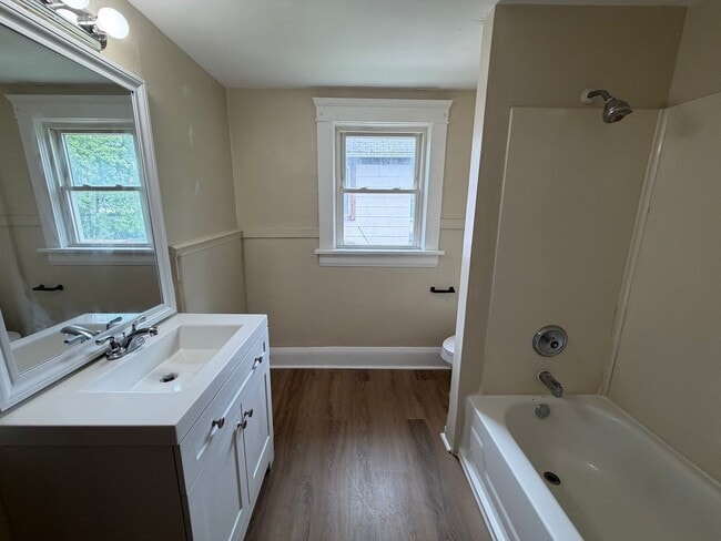 Building Photo - 907 Kling St