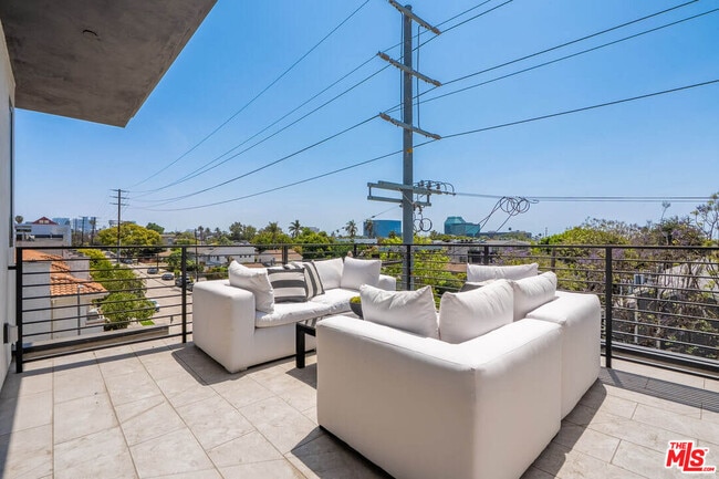 Building Photo - 1861 Barry Ave