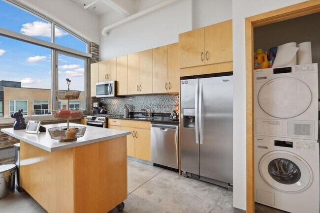 Building Photo - 700 N Washington Ave