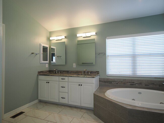 Building Photo - 5 Bedroom Home with AC in Cordera!