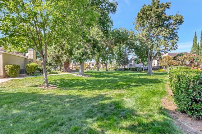 Building Photo - 6640 Bunker Hill Ct