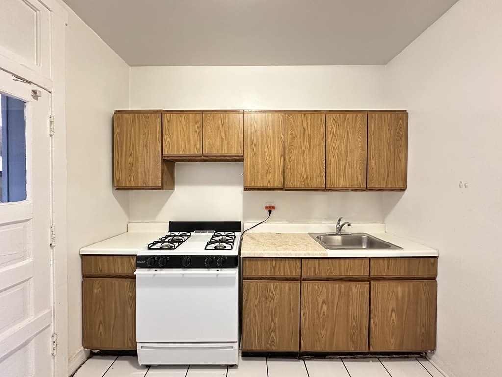 Building Photo - 824 W Waveland Ave