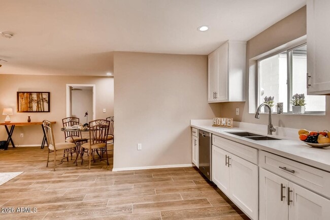 Building Photo - 1806 E Don Carlos