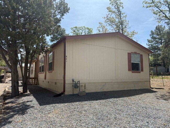 Building Photo - 841 S 11th Dr