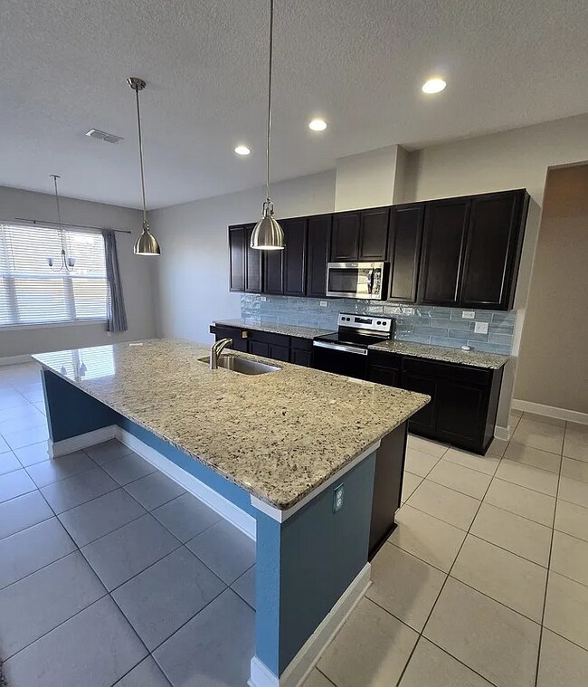 Building Photo - Stunning Waterfront 4/3 in Middleburg