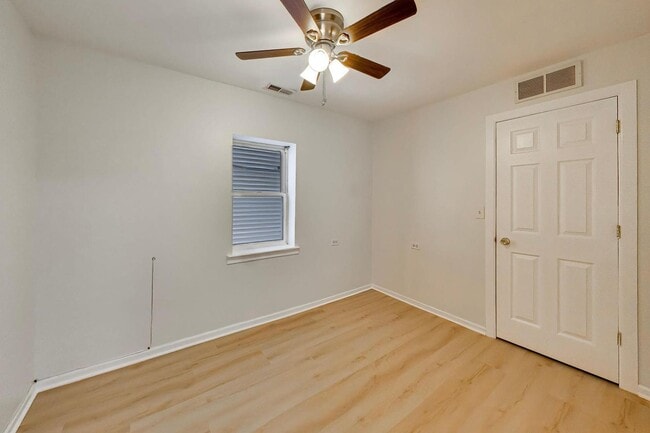 Building Photo - 3115 N Oakley Ave