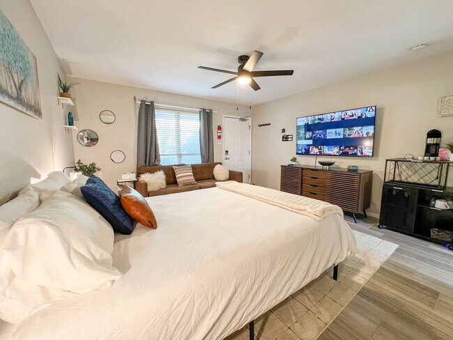 Building Photo - 14898 Granada Dr