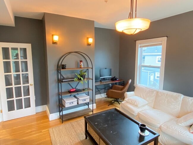 Building Photo - 99 Fellsway W