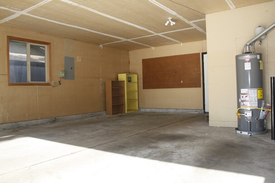 garage - 3993 S Law Ave