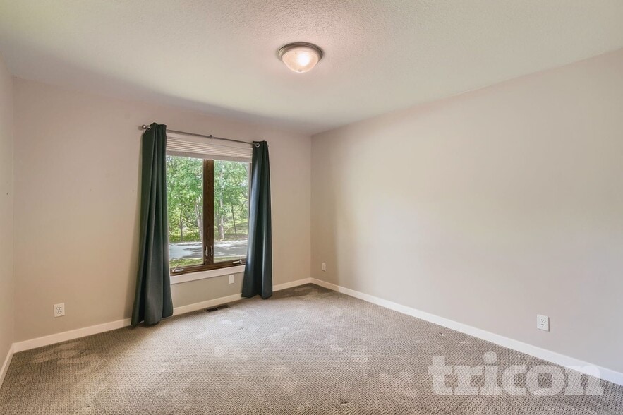 Building Photo - 14150 Rolling Oaks Cir NE