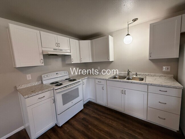 Building Photo - 2318-2320 E Dalke Ave  Owner selling