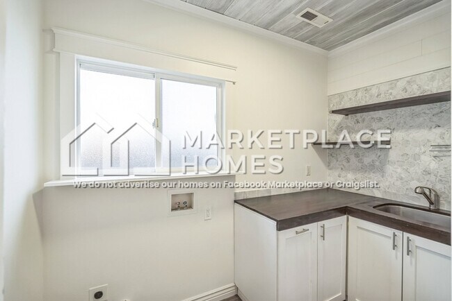 Building Photo - 304 NW 25th Pl