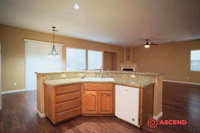 Building Photo - Beautiful Home in the Northwest!