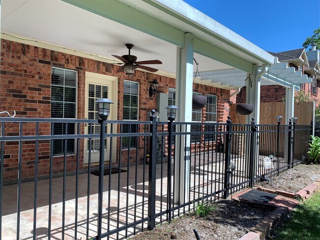 Building Photo - 1408 S Friendswood Dr