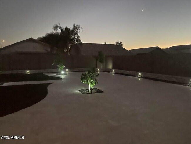 Building Photo - 9115 W Glenrosa Ave