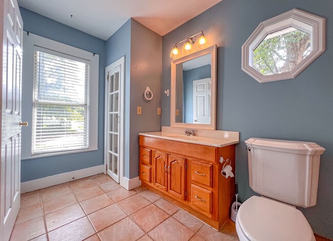 Building Photo - MIDTOWN 5/3.5 w/ 2750 sq ft, Wood Floors, ...