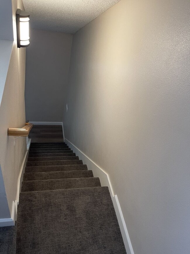 Building Photo - Charming Upstairs Loft – 1-Bedroom Condo-Style Living!