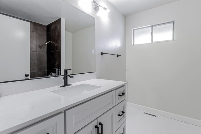 Building Photo - Fully Renovated, 4 Bedroom Townhome Availa...