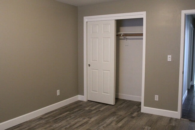 Building Photo - Large Home for Rent Bakersfield, CA