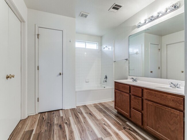 Building Photo - 3/2.5/2 in Cibolo