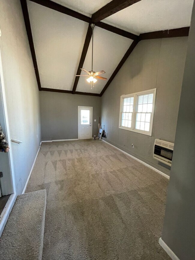 Building Photo - Huge home with bonus room and fenced in ba...