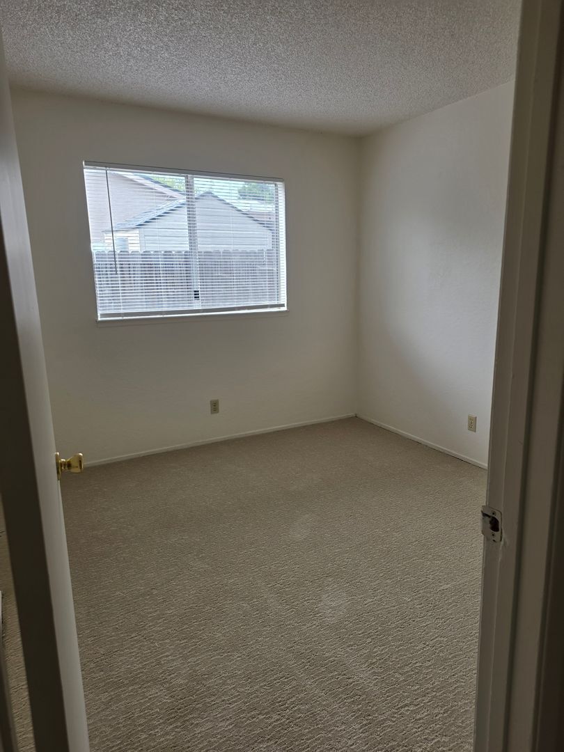 Building Photo - House: 3 Bedroom / 2 Bathroom - Loomis