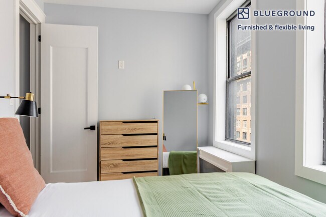 Building Photo - 161 W 54th St