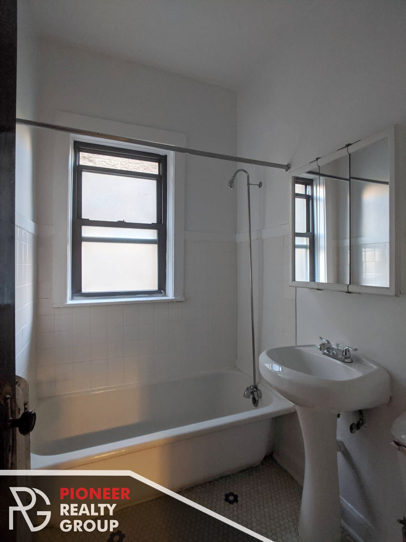 Building Photo - 822 W Waveland Ave