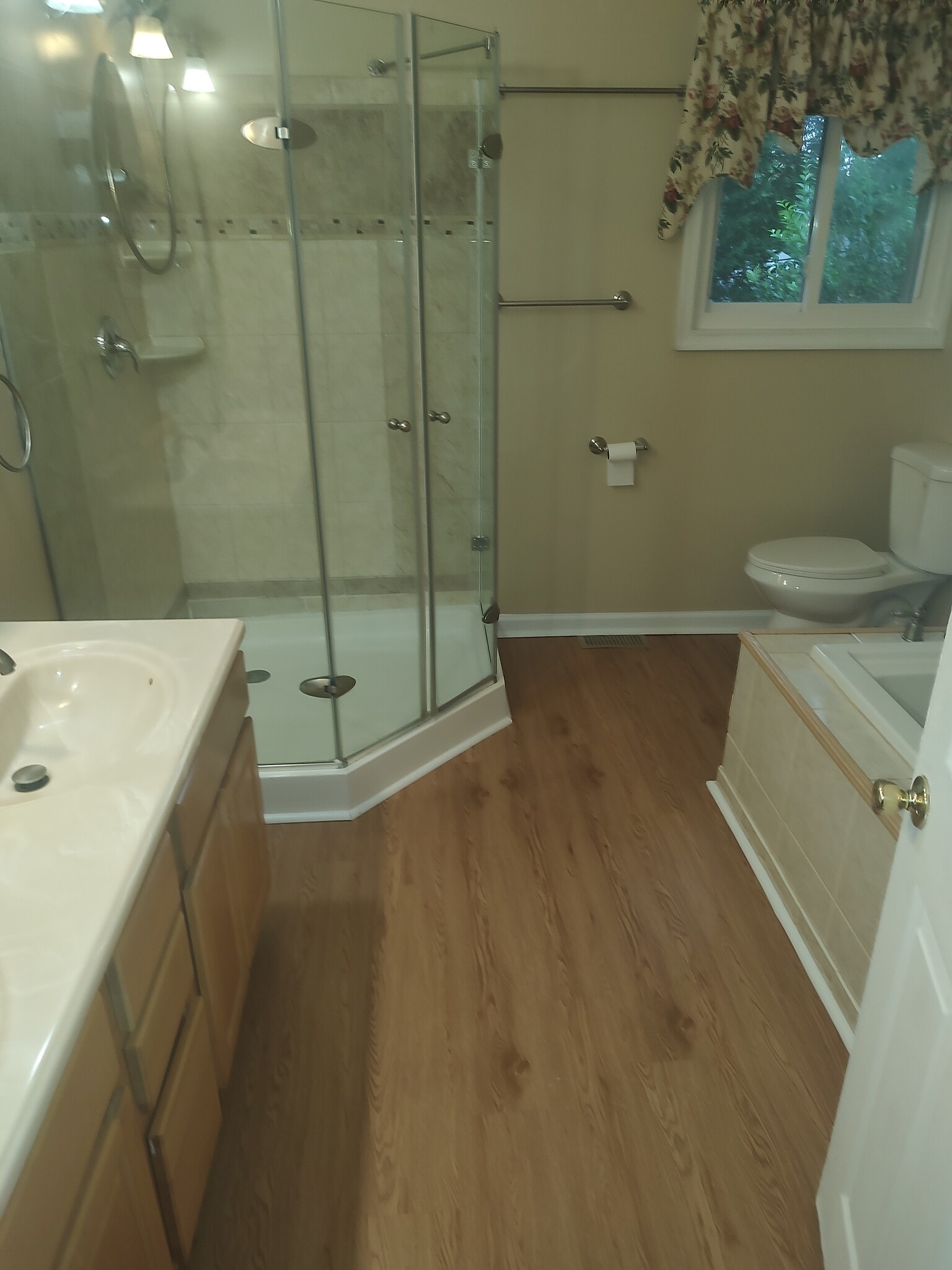 Primary bathroom double sinks, large shower - 6208 Ivymount Rd