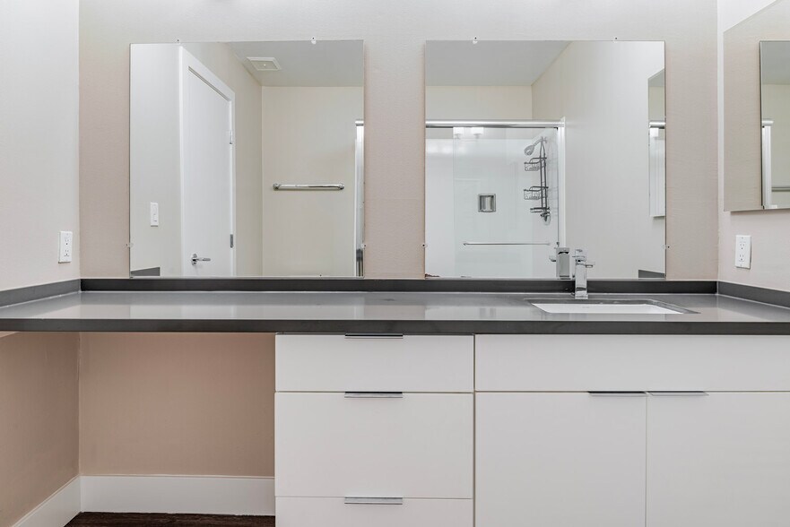 Building Photo - 644 Edgewater Blvd