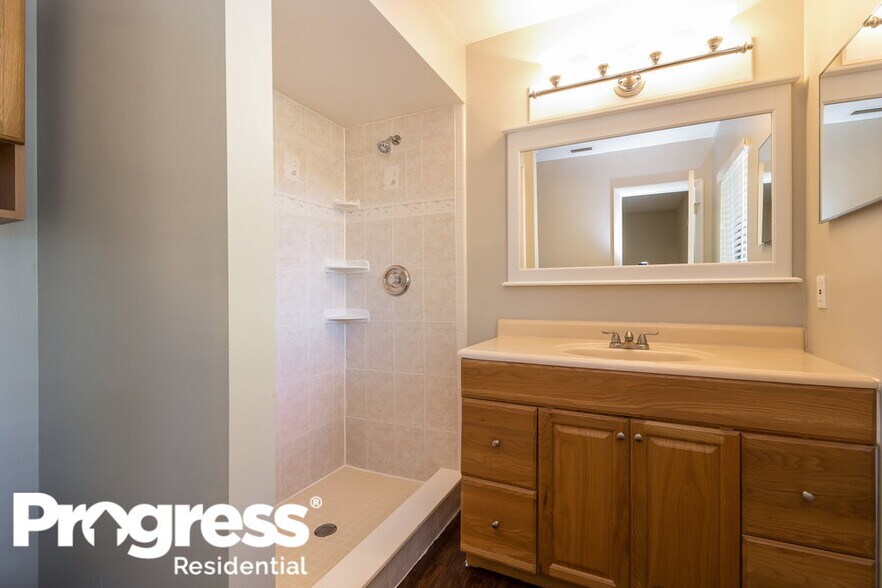 Building Photo - 431 Surrey Run