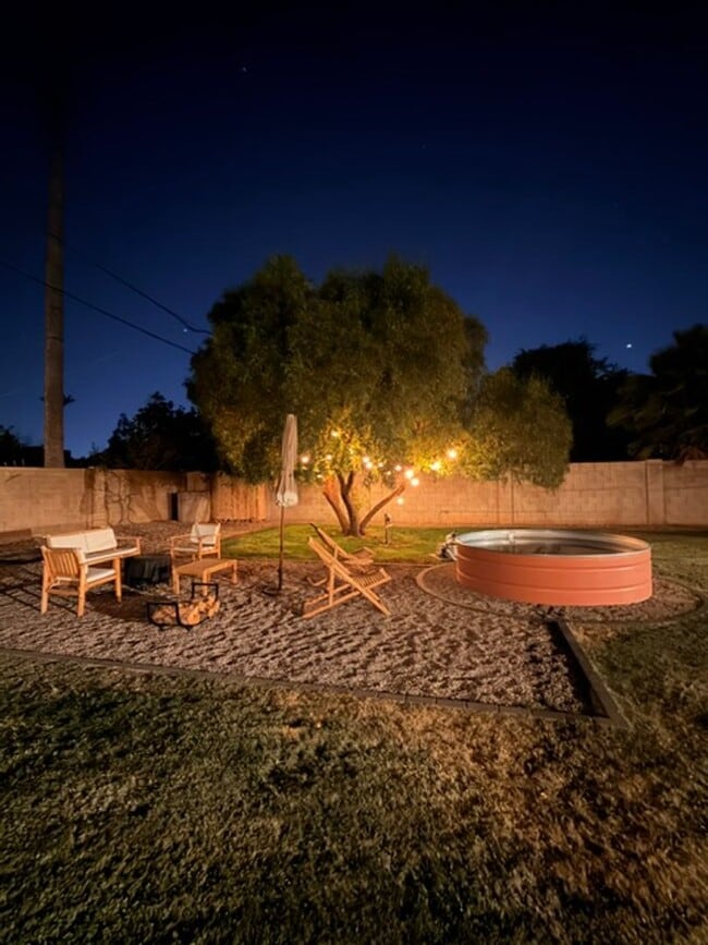 Building Photo - Updated Central Phoenix 3 bed, 2 bath with open layout, stainless steel appliances, and large irr...
