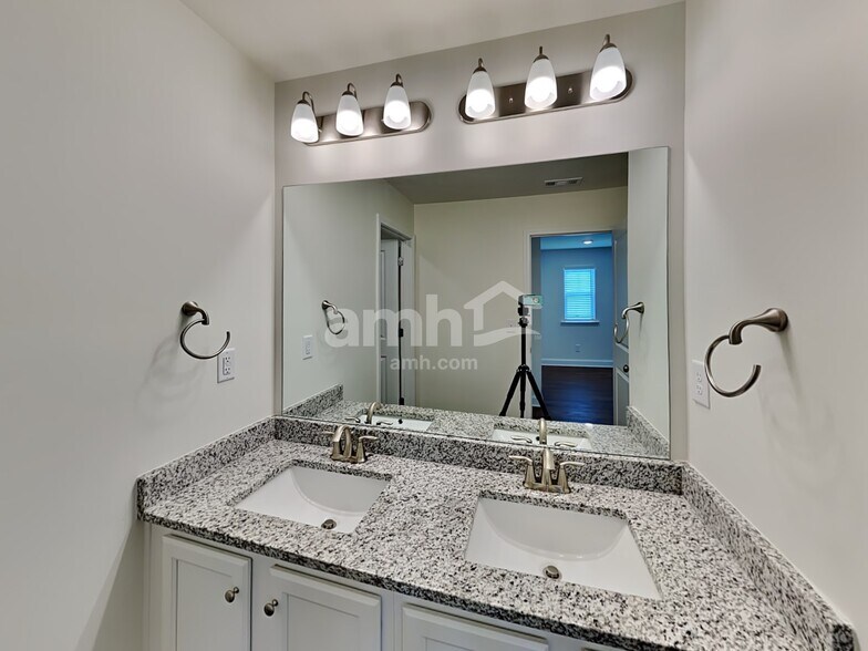 Building Photo - 5085 Hudson Vly Dr
