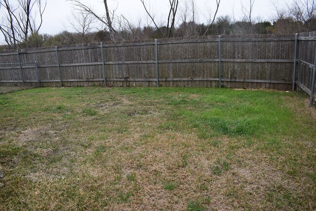 Building Photo - 1600 Nicholas Cir