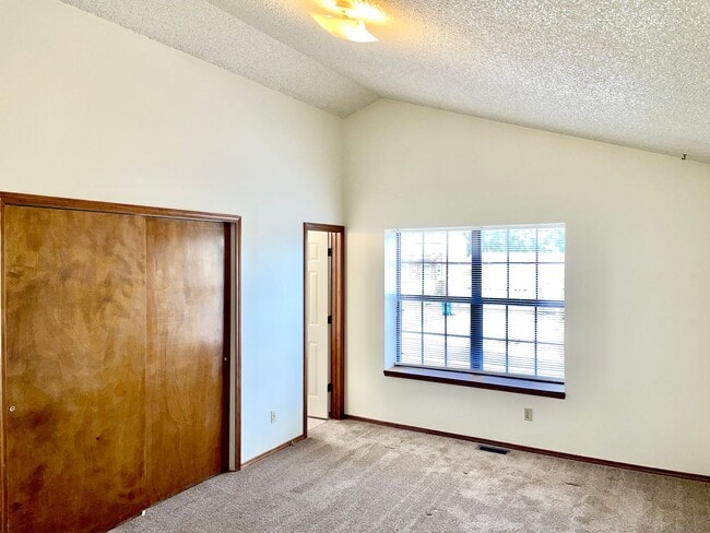 Building Photo - 3 Bedroom Home Right Off the Powers Corrid...