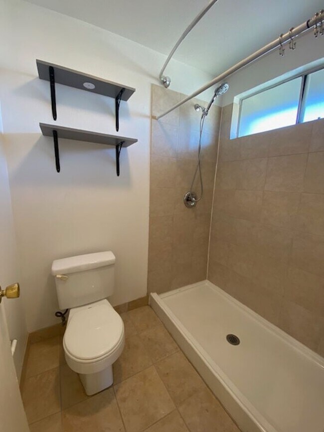 Building Photo - Spacious 3 Bed/2 Bath Duplex~ PG&E & Water...