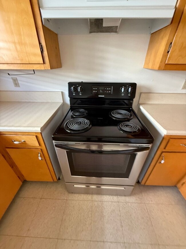 Building Photo - 287 E Elm St