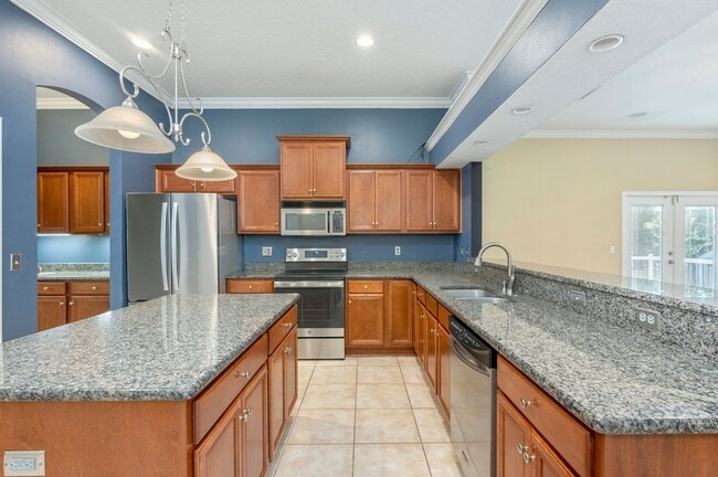 Building Photo - 4 Bedroom in Ideal Neighborhood!!